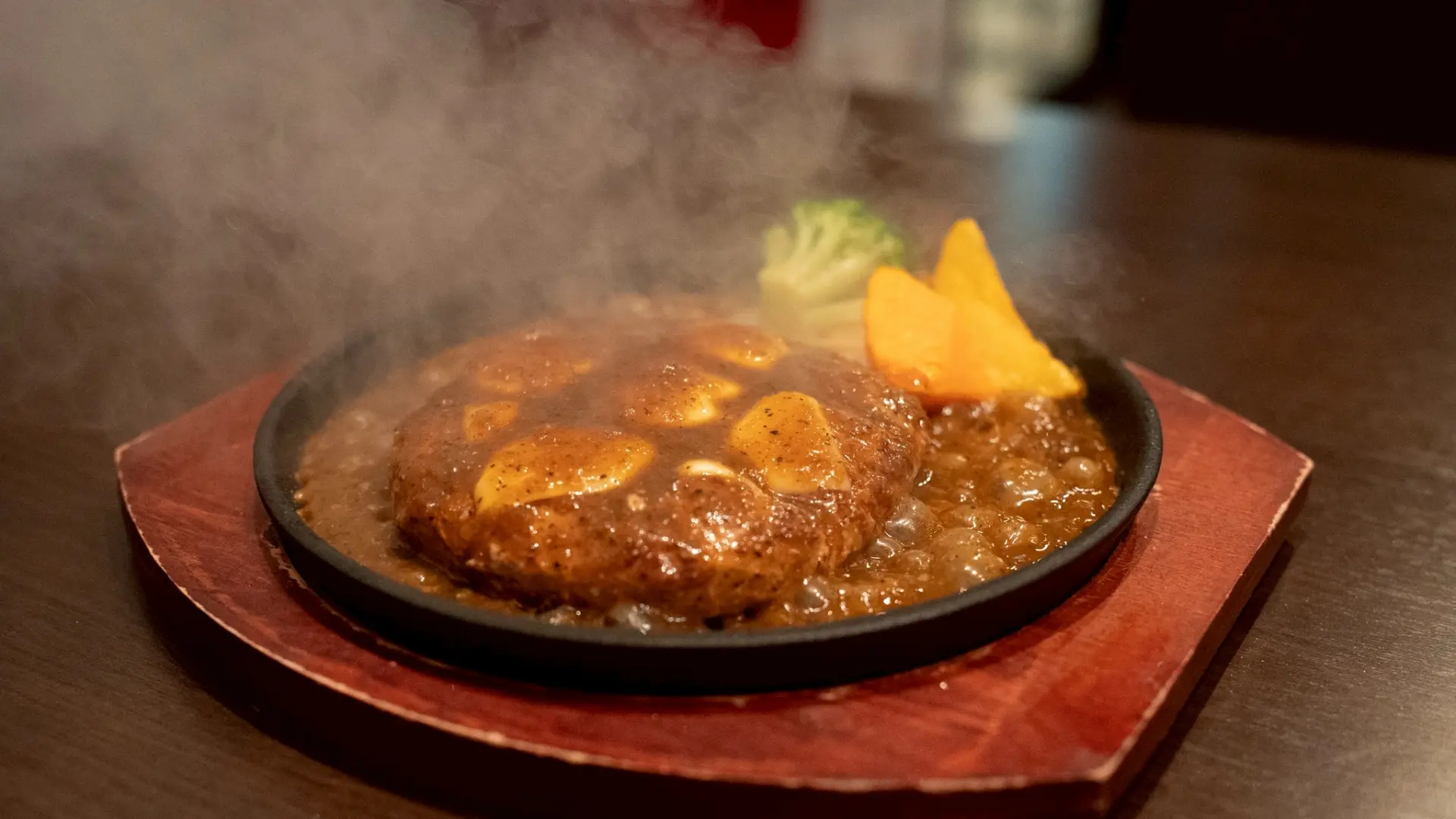 やみつき系のスパイシーソースが食欲をそそる