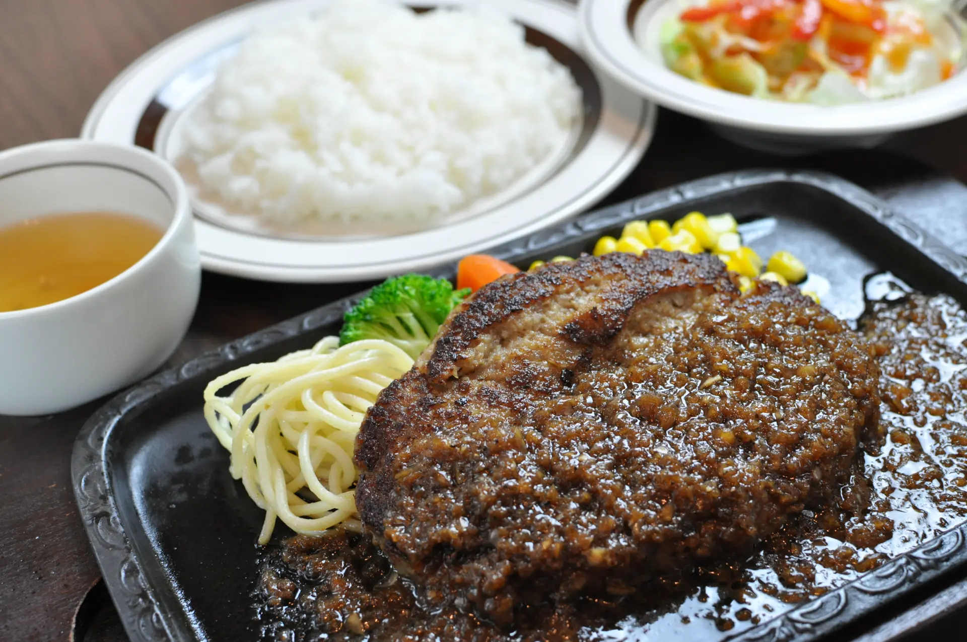 こんがり焼き上げられたハンバーグにオリジナルのジャポネソースがたっぷり