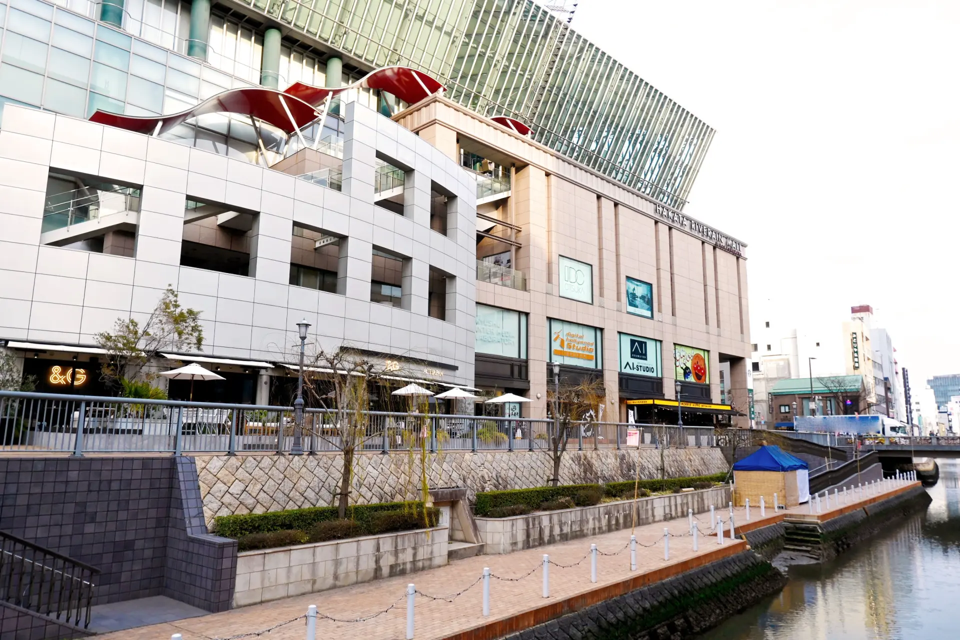 博多川を眺めることもでき、居心地の良さを体感できる