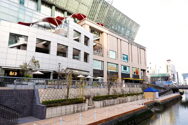 可眺望博多川景致，感受舒適宜人的氛圍