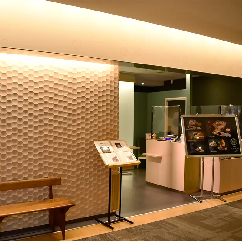 B2Fのエスカレーター前に立地