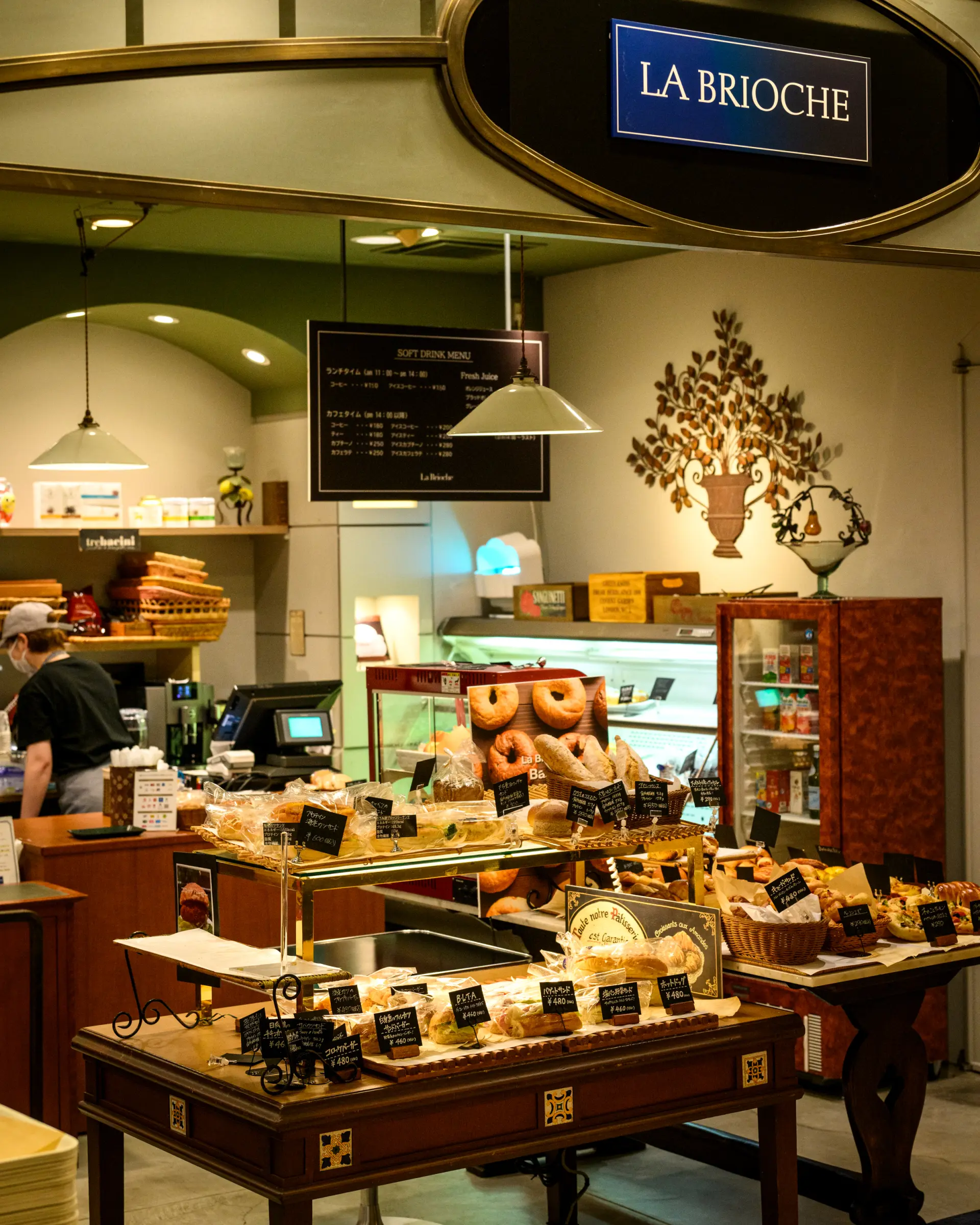 大濠本店で焼き上げられたパンの香りが漂う