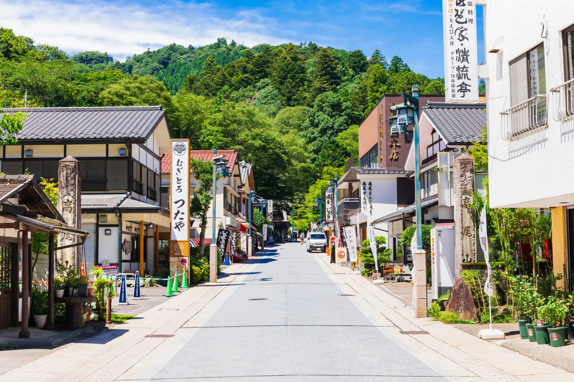 高尾山麓にある髙尾山薬王院の表参道