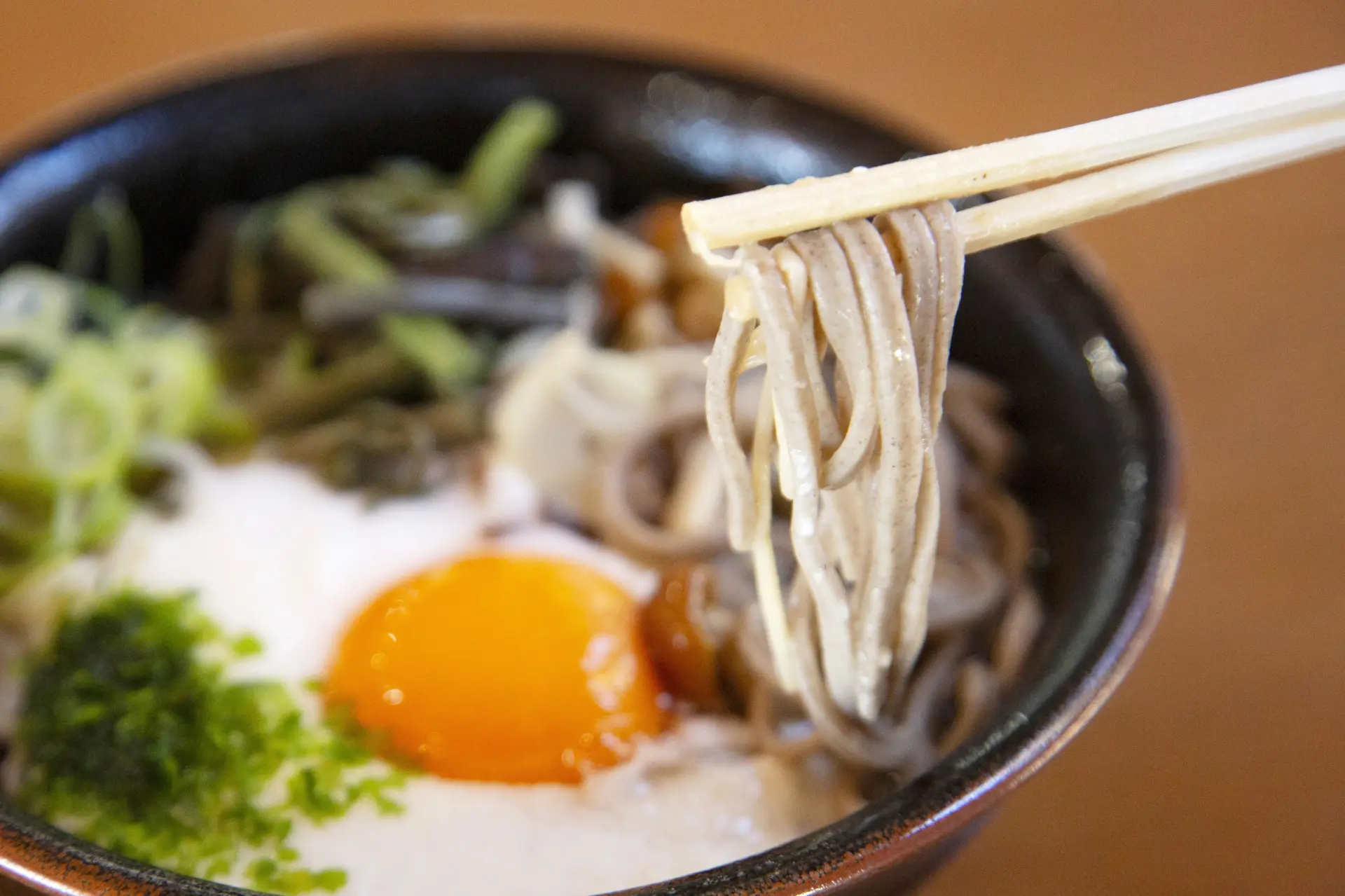 蕎麦は中太麺で食べ応えがある食感