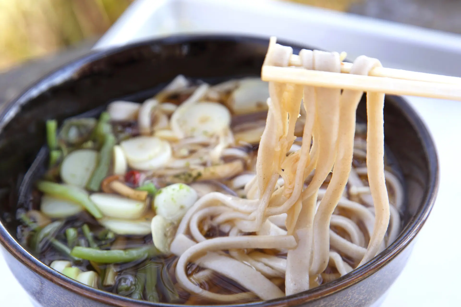 麺はかなり太めの田舎蕎麦風