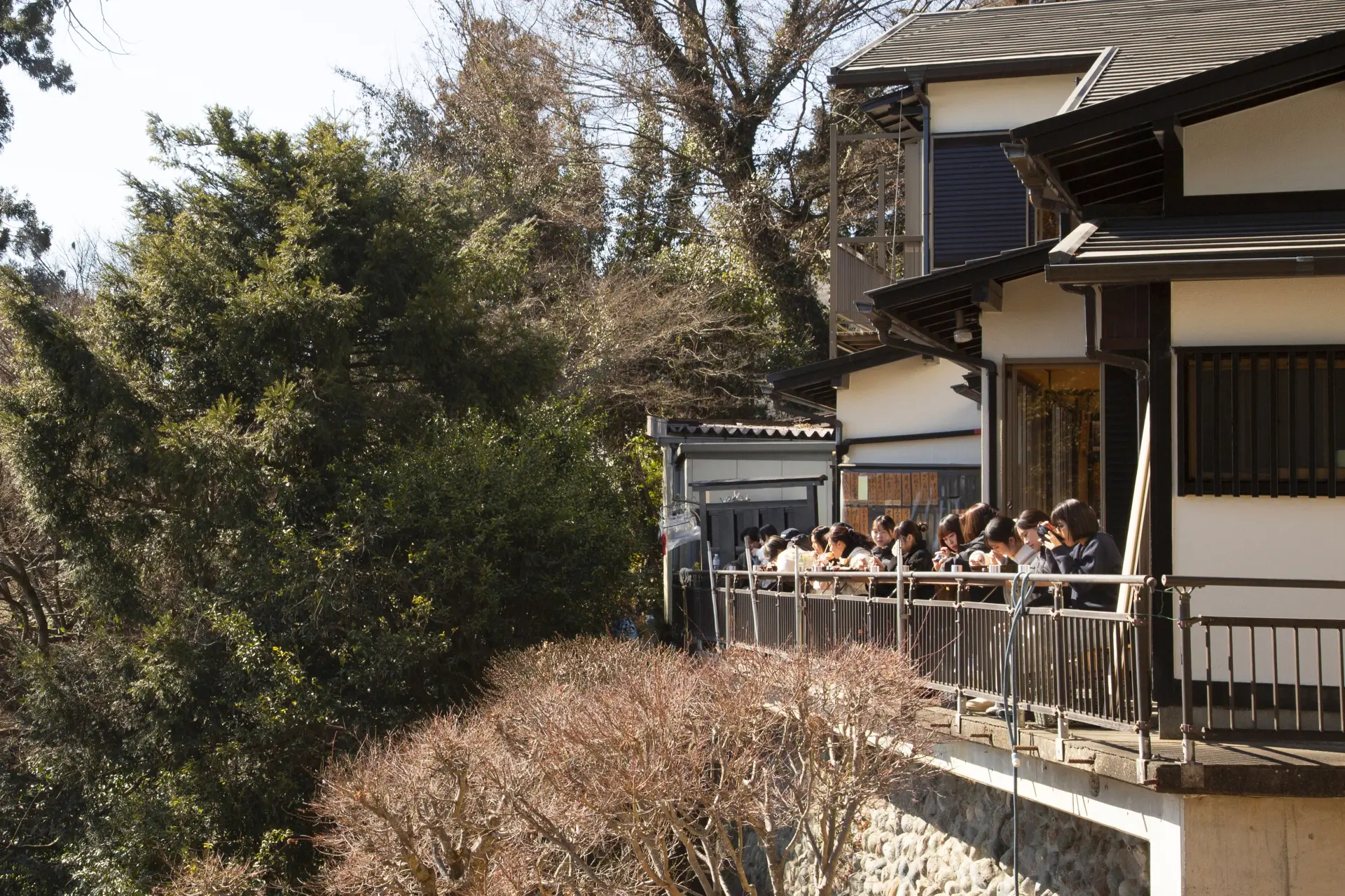 横浜方面まで一望できる人気のテラス席
