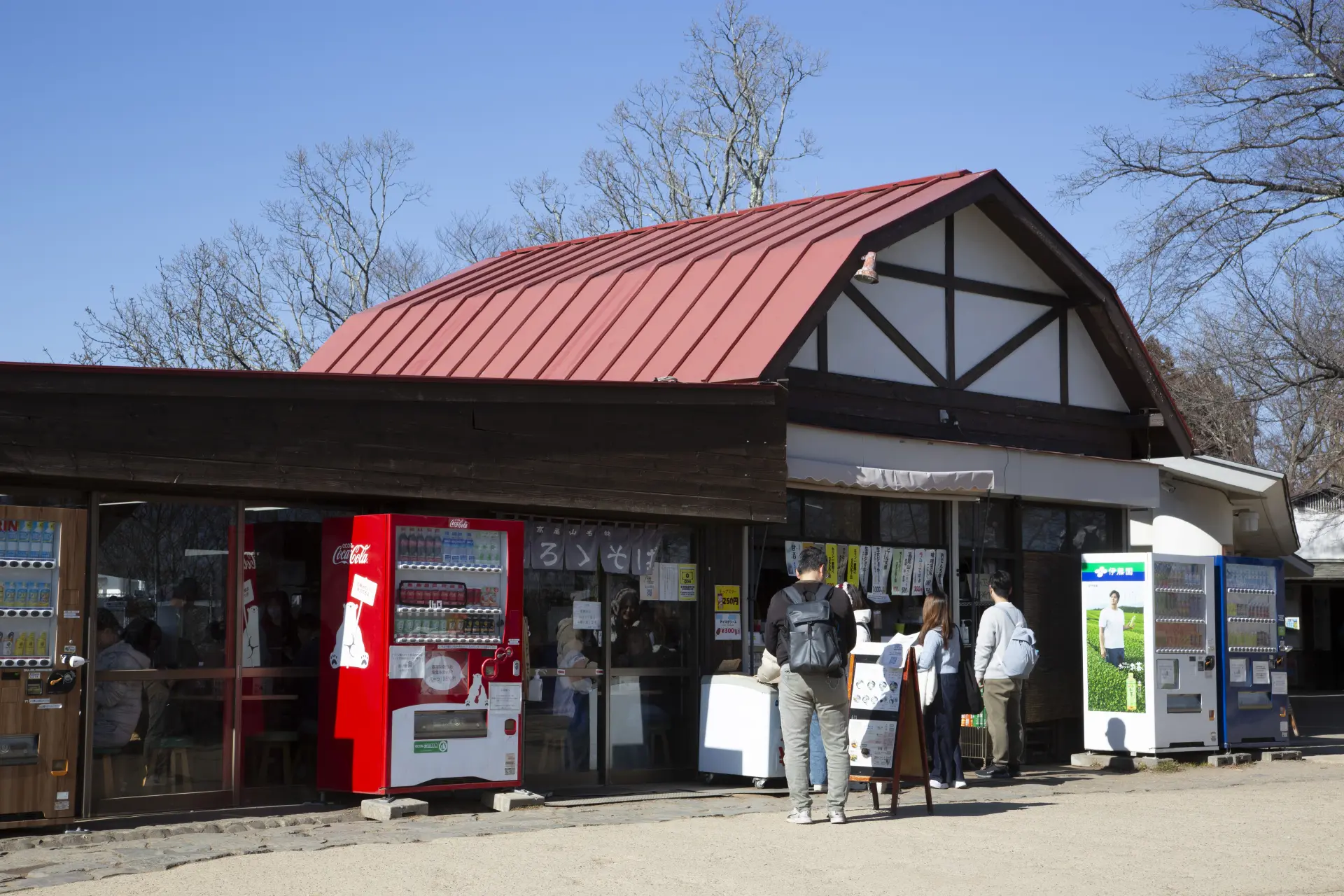 山小屋風の赤い屋根が目印