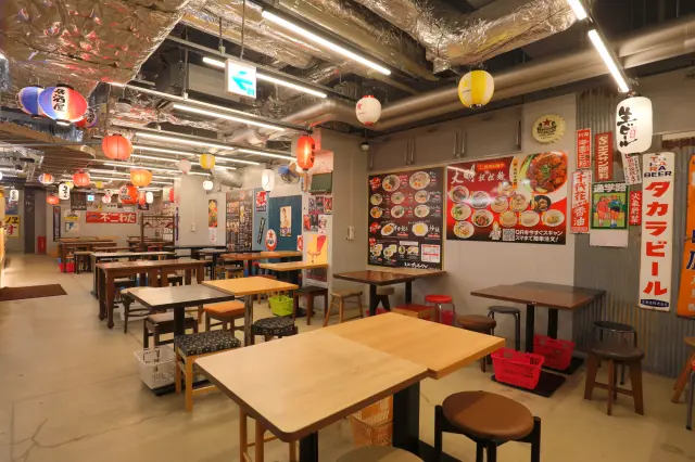 燈籠與整齊排列的桌椅，營造出熱鬧的橫丁氛圍