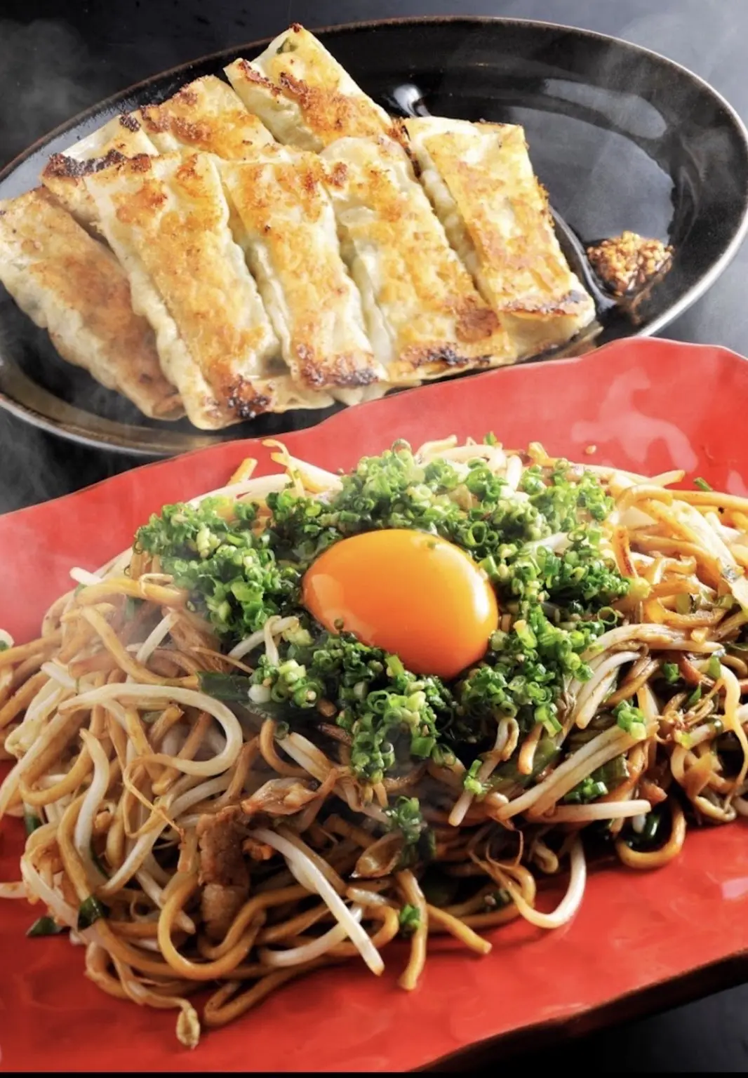 手工「棒餃子」與人氣第一名的「蔥蛋炒麵(ネギ玉焼そば)」