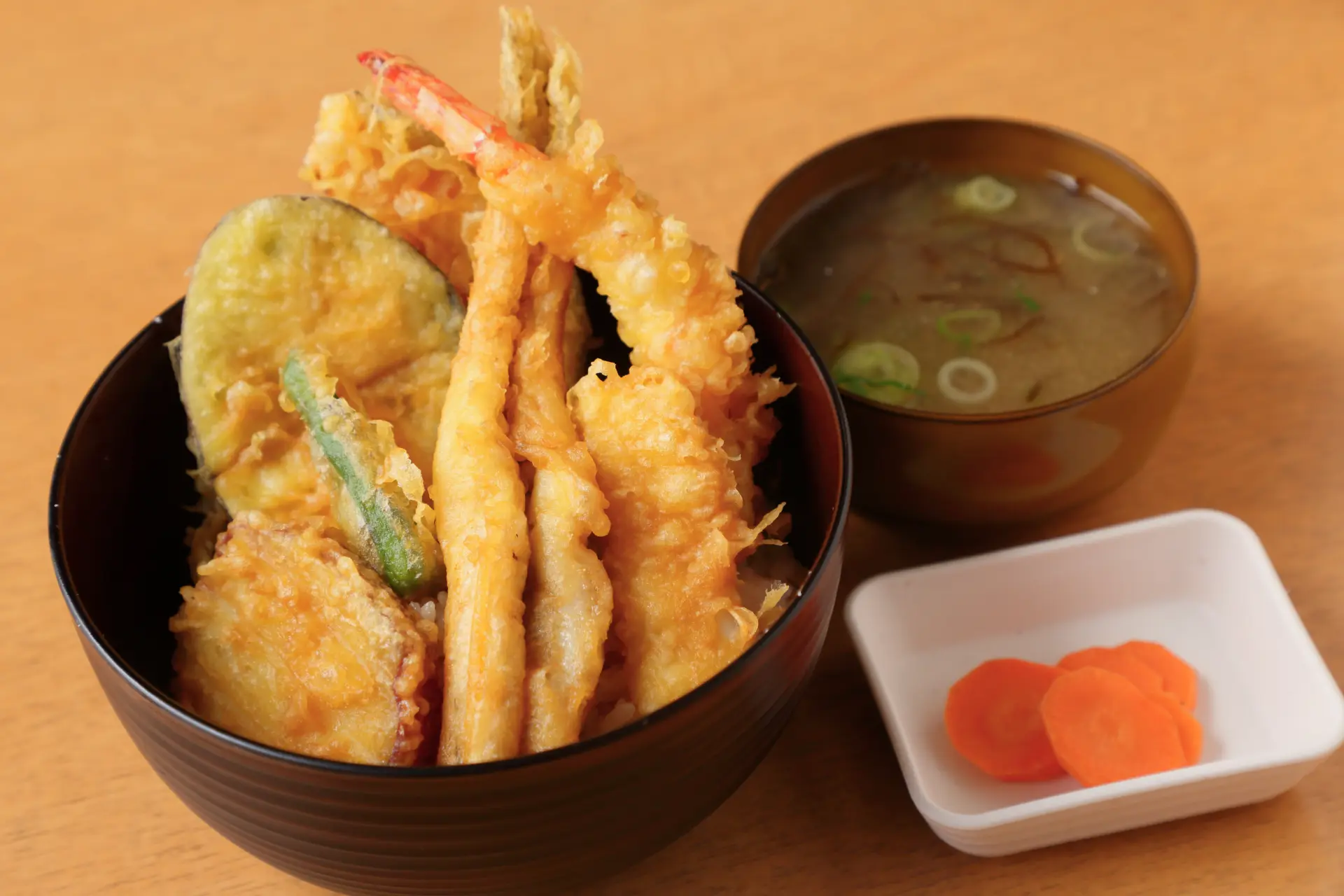 薄脆的麵衣淋上濃郁醬汁