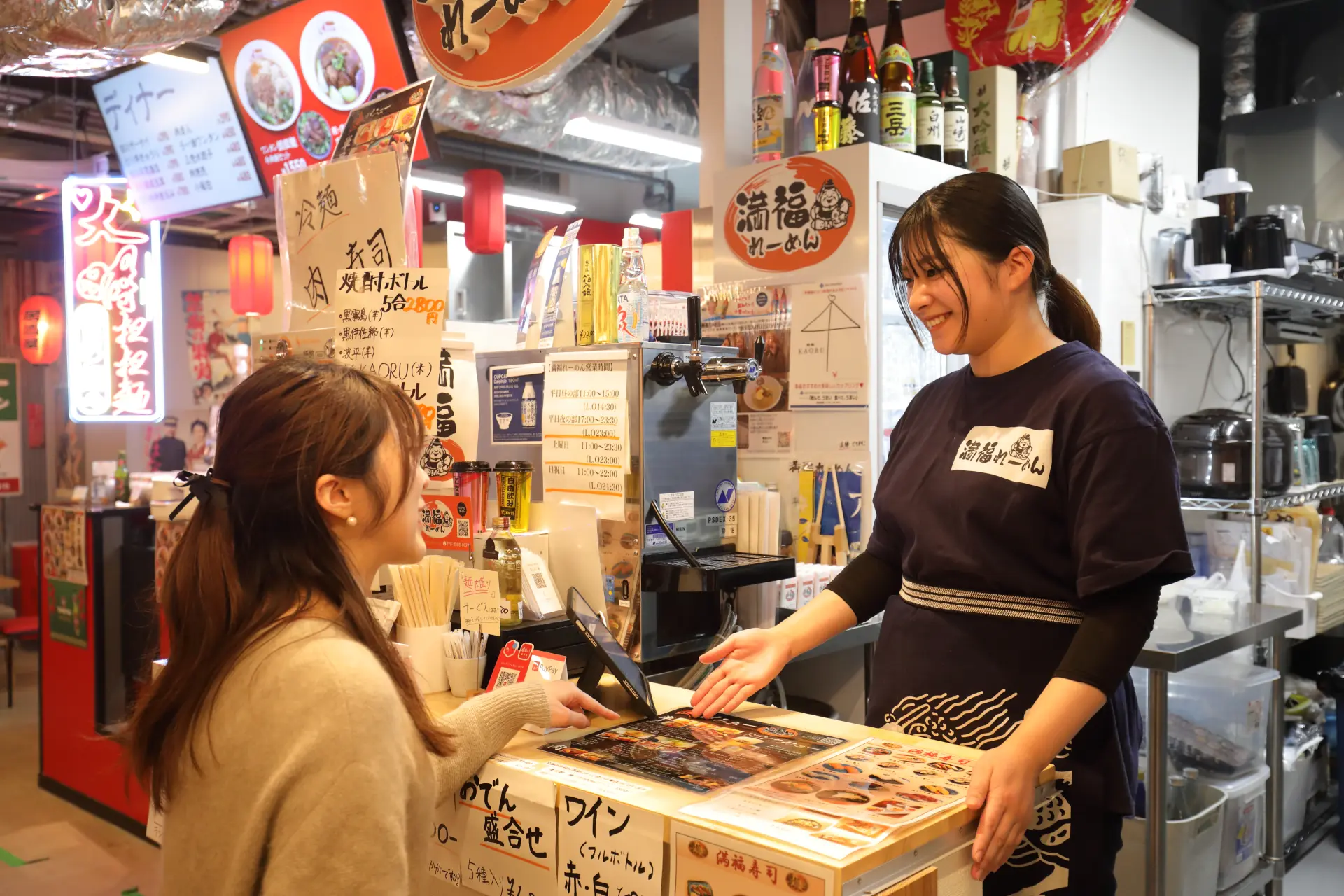 在喜歡的店家櫃檯點選想吃的料理吧