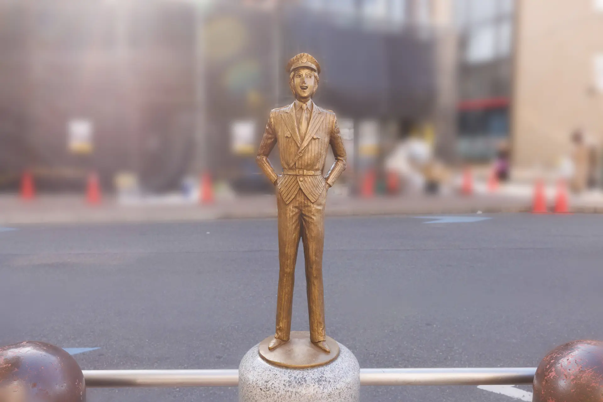 從龜有站南口前往「烏龍派出所紀念館」途中會經過的「中川像」