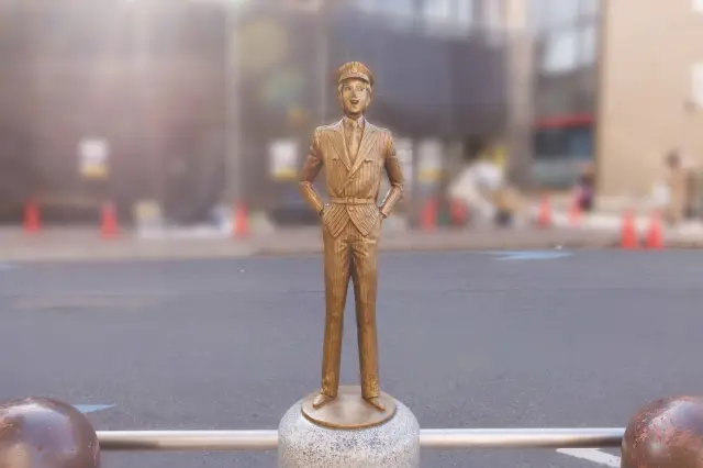 從龜有站南口前往「烏龍派出所紀念館」途中會經過的「中川像」