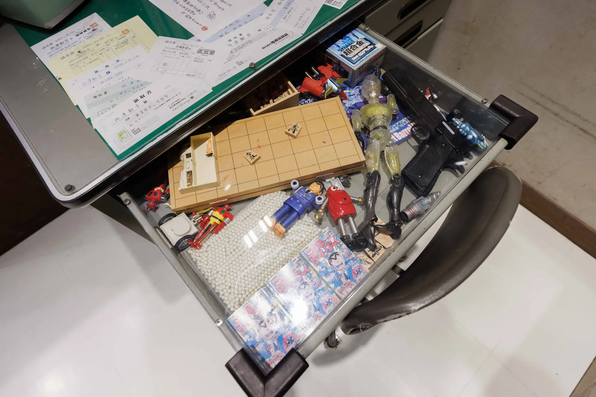 兩兄的辦公桌亦連細部都徹底重現