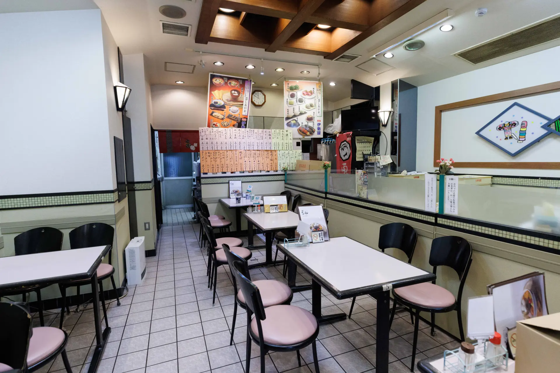 可享用輕食與甜點的店內飲食空間