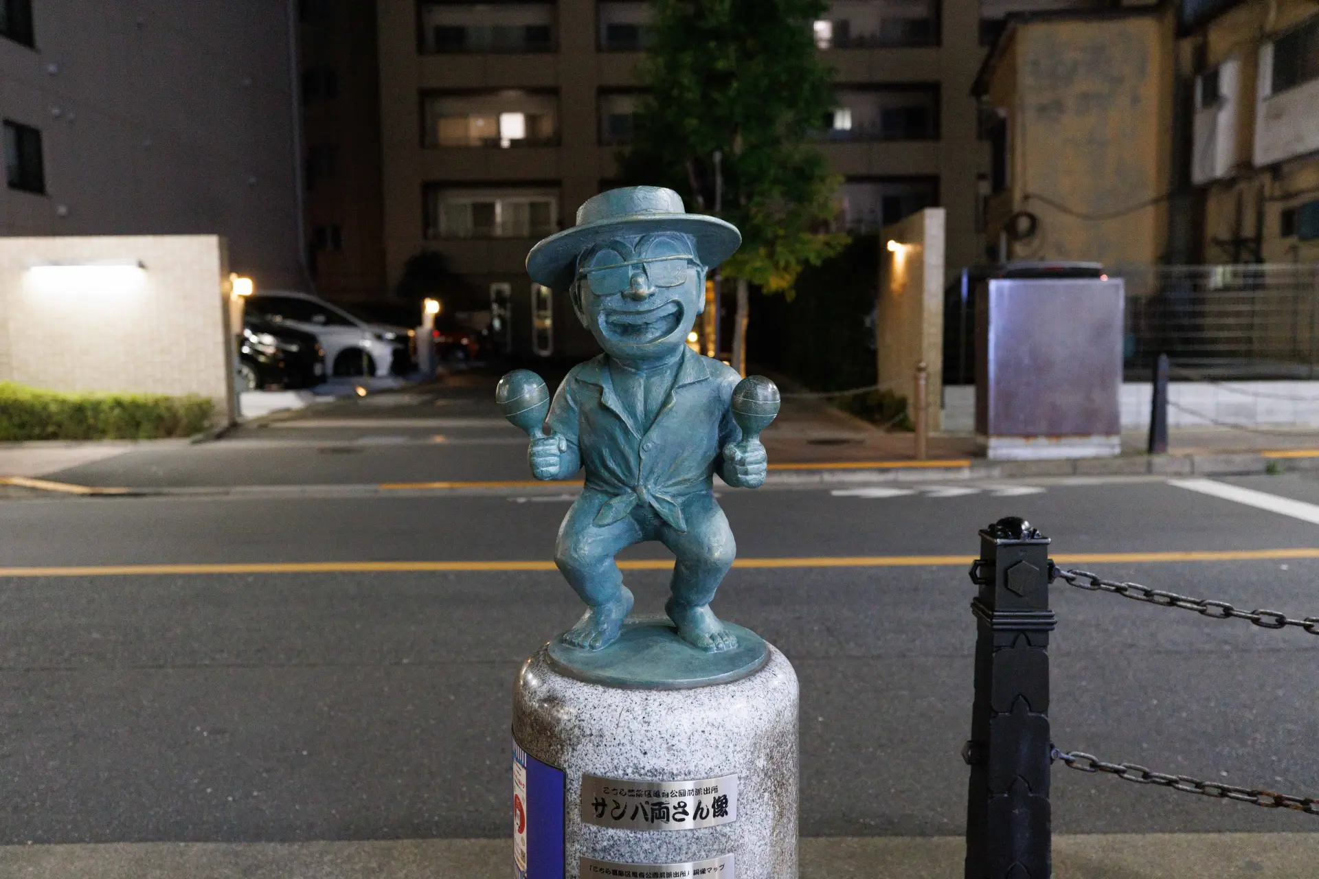 位於龜有中央商店街中央的「森巴兩兄像」