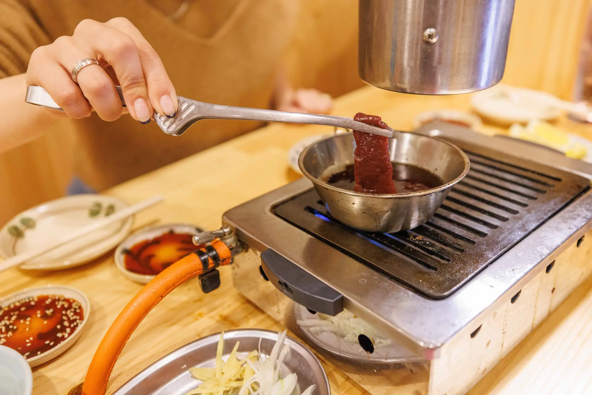 將牛肝放入熱油中浸熟食用的「上等牛肝涮涮鍋」