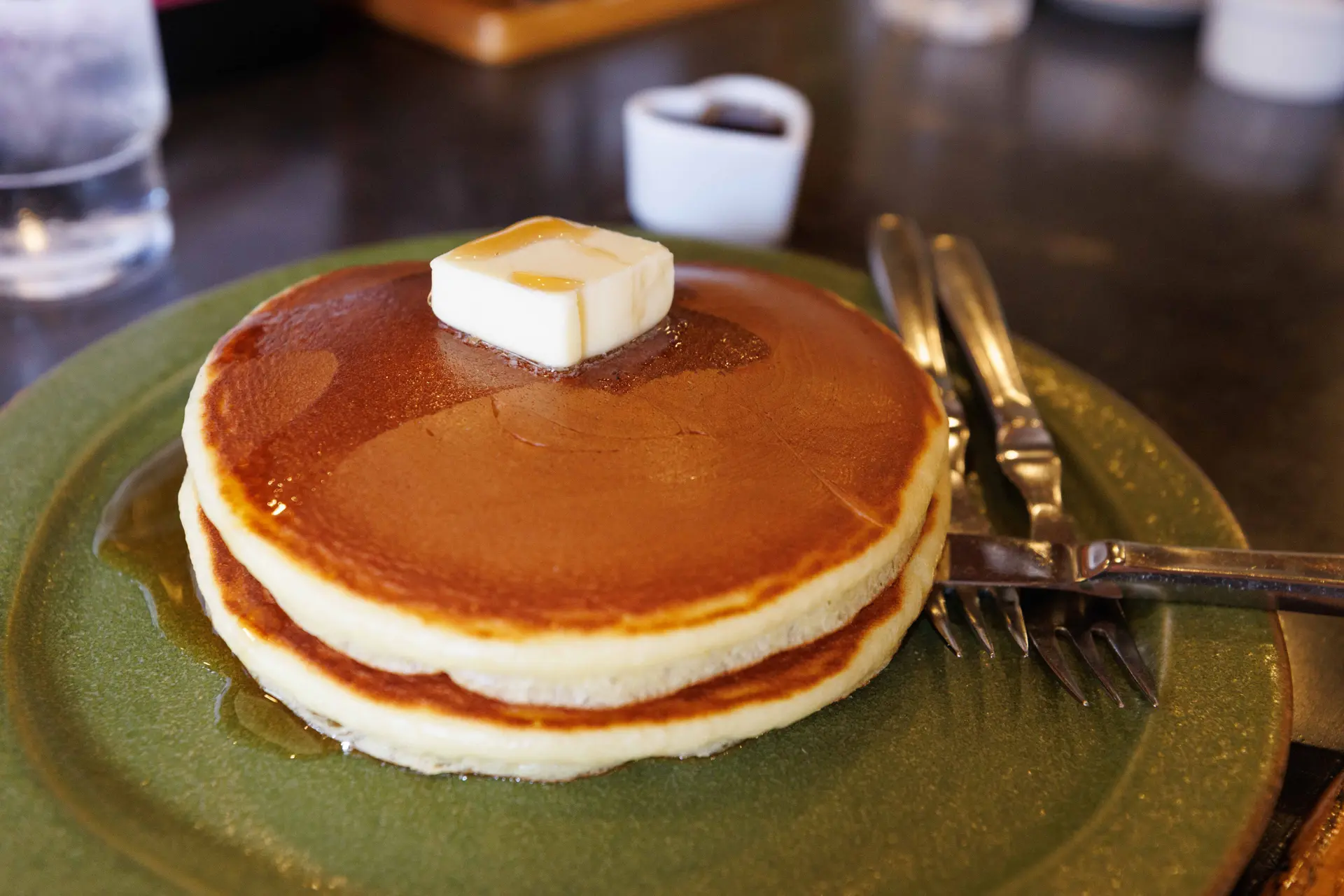 以「熱鬆餅」為首的餐點選擇也十分豐富多元