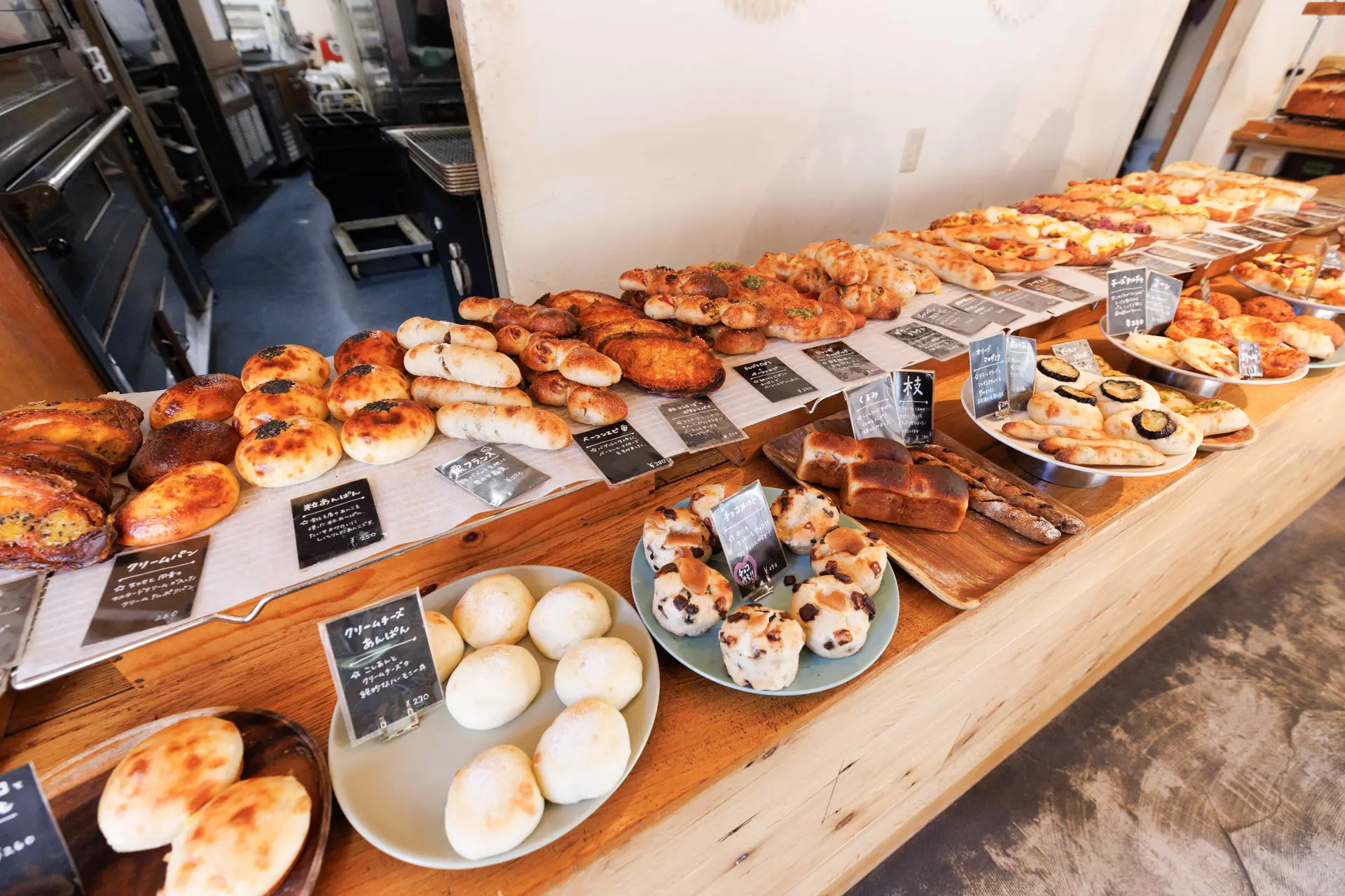 陳列著從歐式硬麵包到鹹麵包、甜麵包等豐富品項