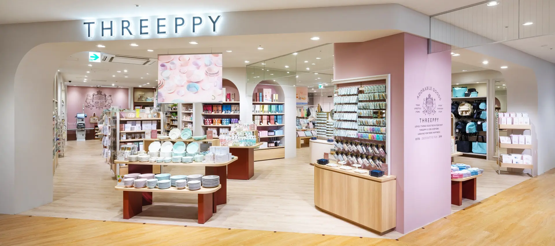 店鋪裝潢以柔和色調為主