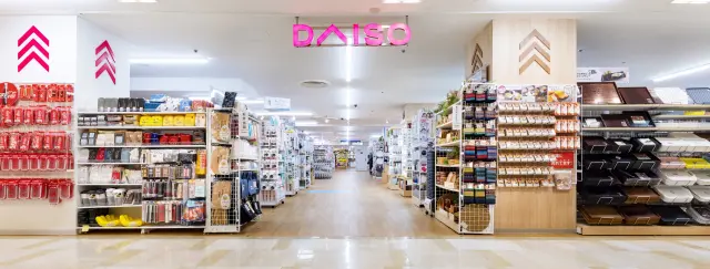 「大創」店內商品依類別陳列