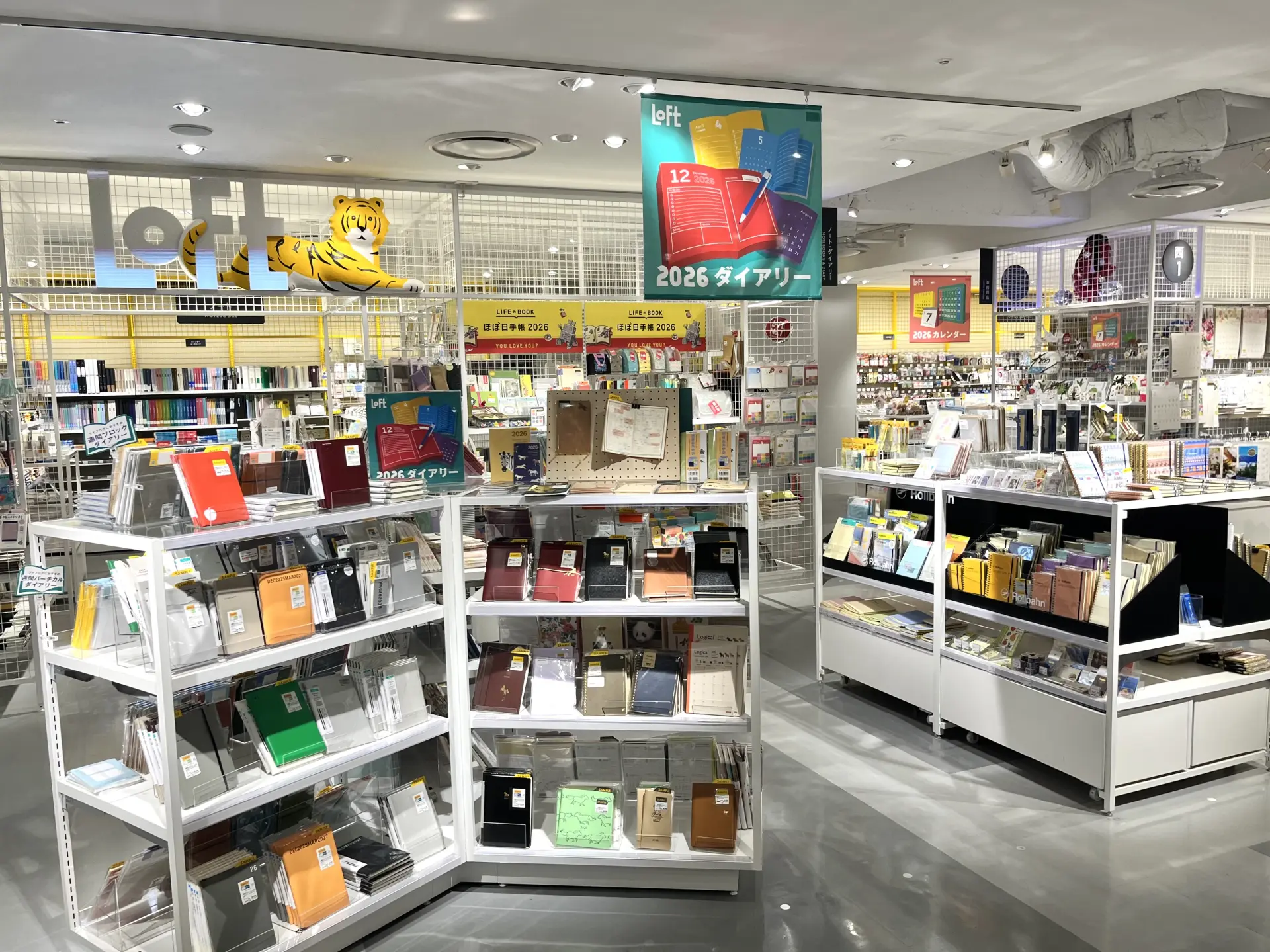 店內擺滿讓人忍不住想拿起來看的商品