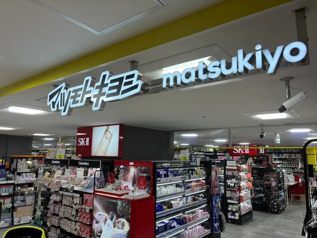 店內空間寬敞,日用品依類別整齊擺放