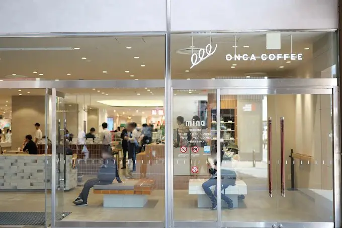 明亮的玻璃帷幕入口