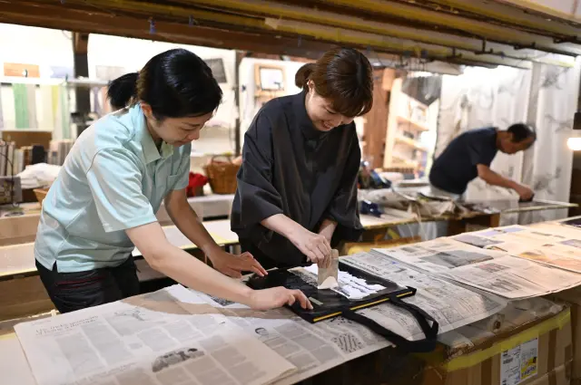 立起刮板並穩定滑動是製作時的訣竅