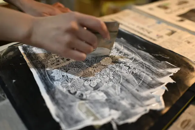 糊染的部分會隆起，呈現具凹凸感的立體感