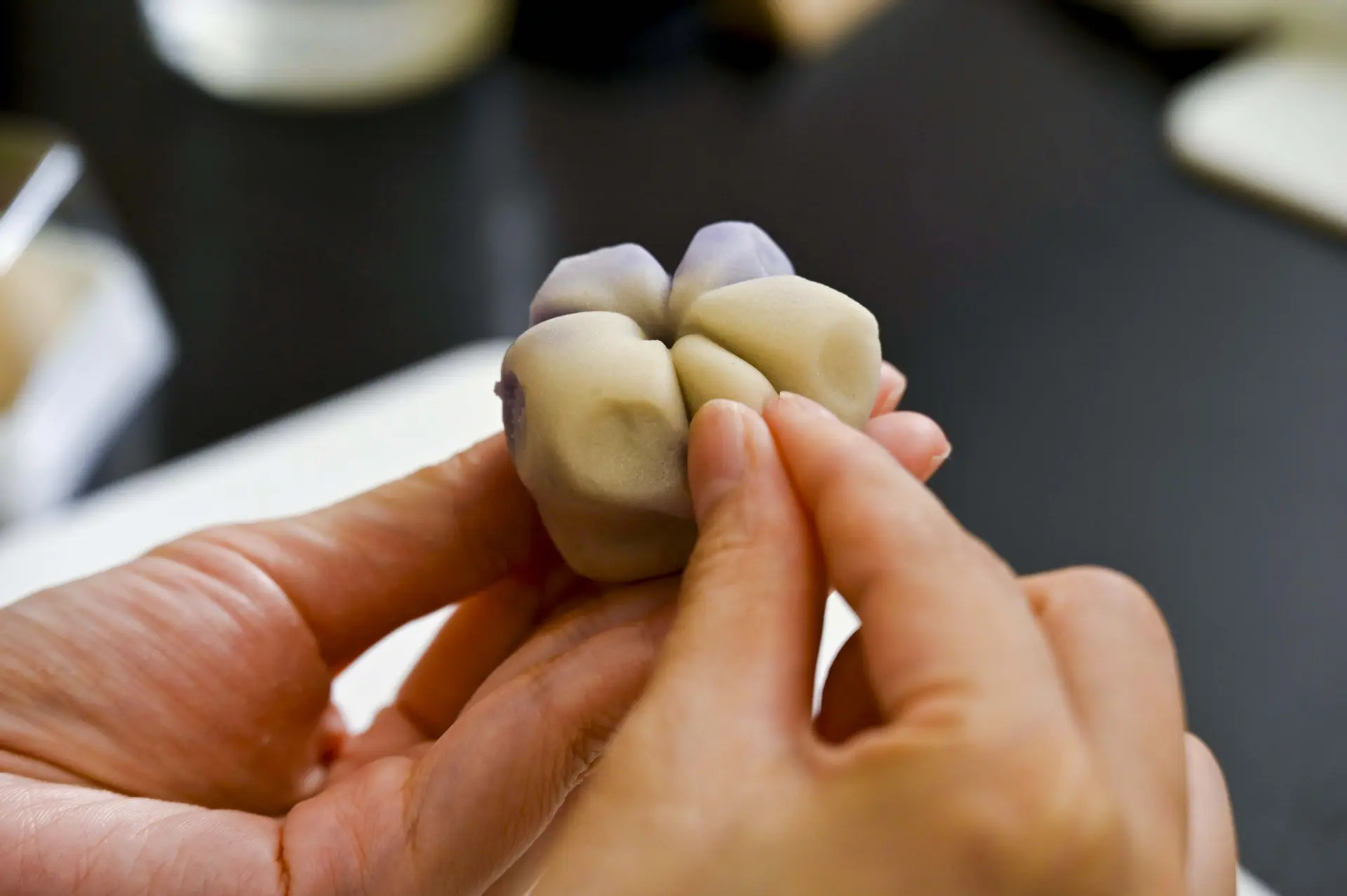 模仿熟练职人的动作捏制花瓣