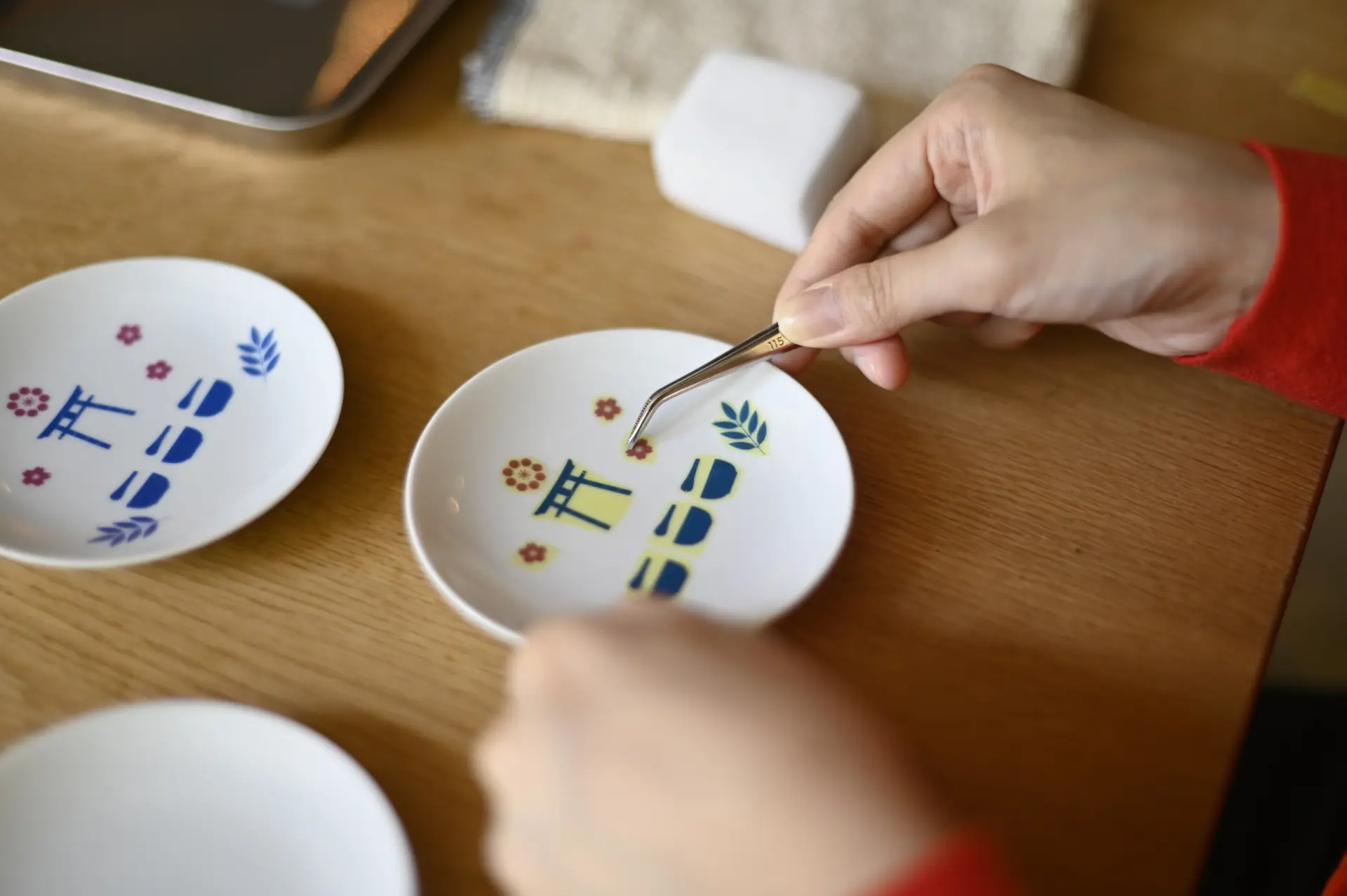 纯白豆皿上绀青与红色的图样格外亮眼