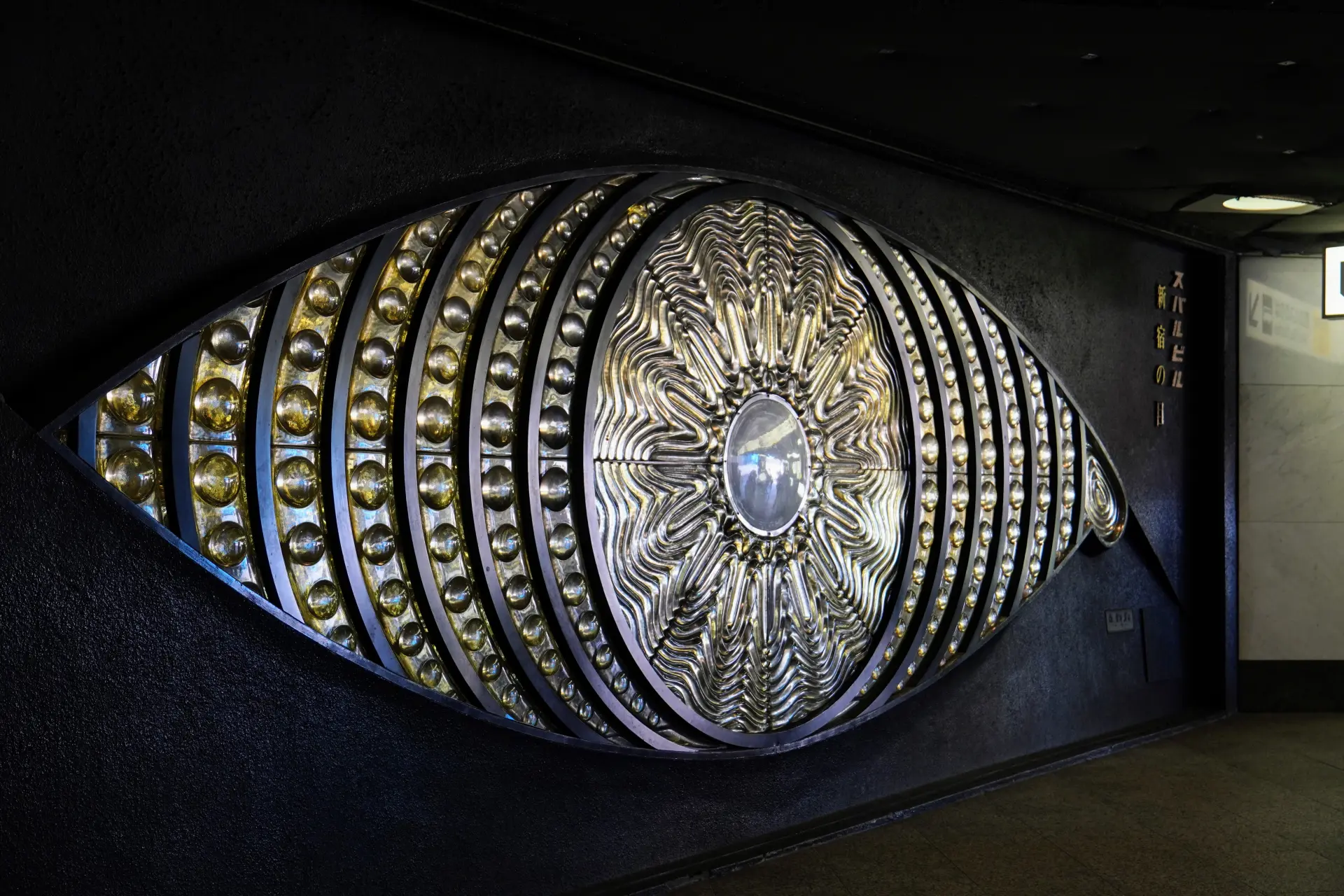 色调随角度产生微妙变化，令人玩味