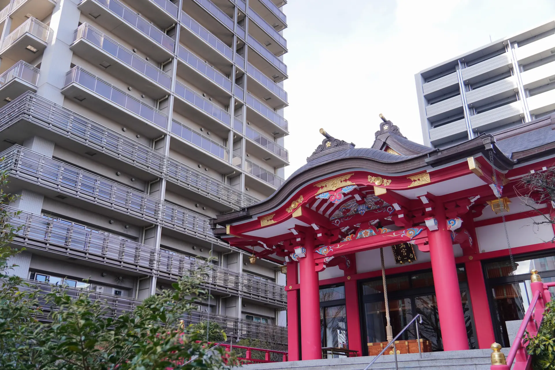 被高楼住宅环绕的本殿