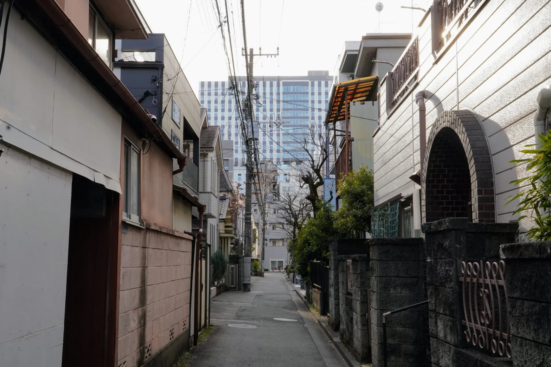 闪亮亮的高楼反射夕阳的光芒，耀眼夺目