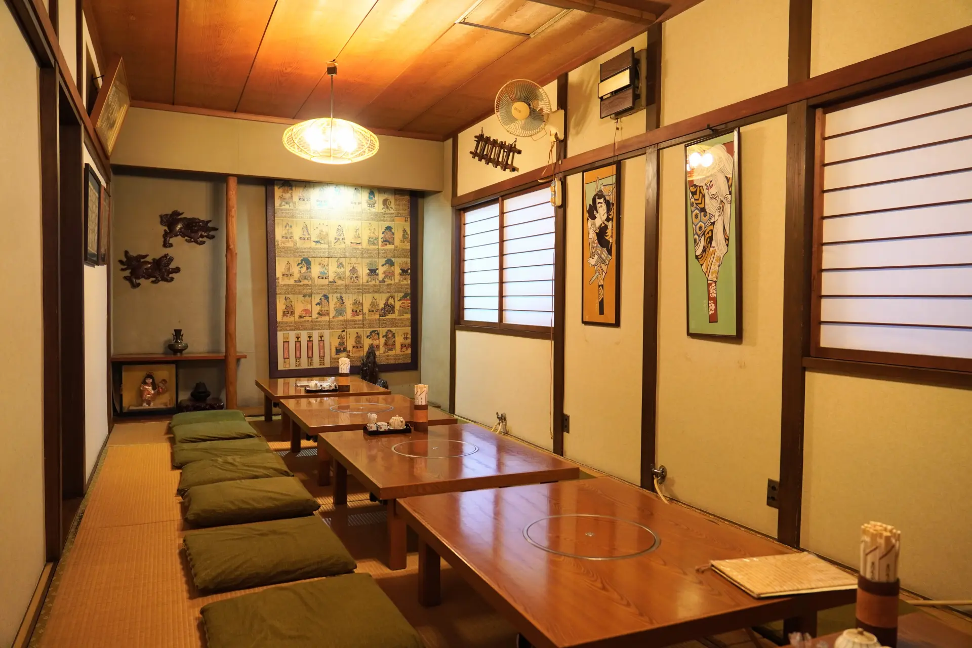 备有榻榻米座位与桌椅座位