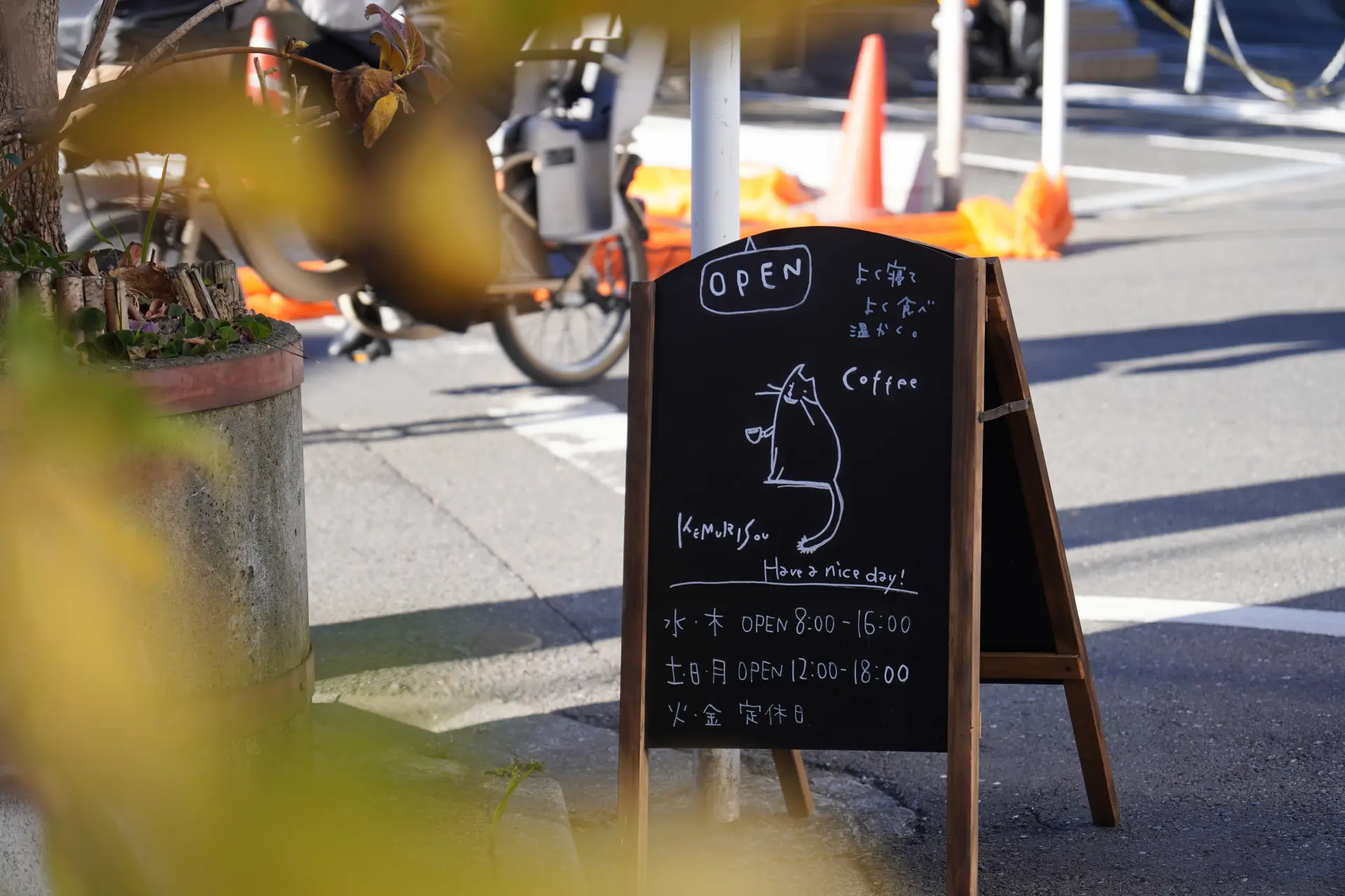 伫立于充满生活气息的巷弄中