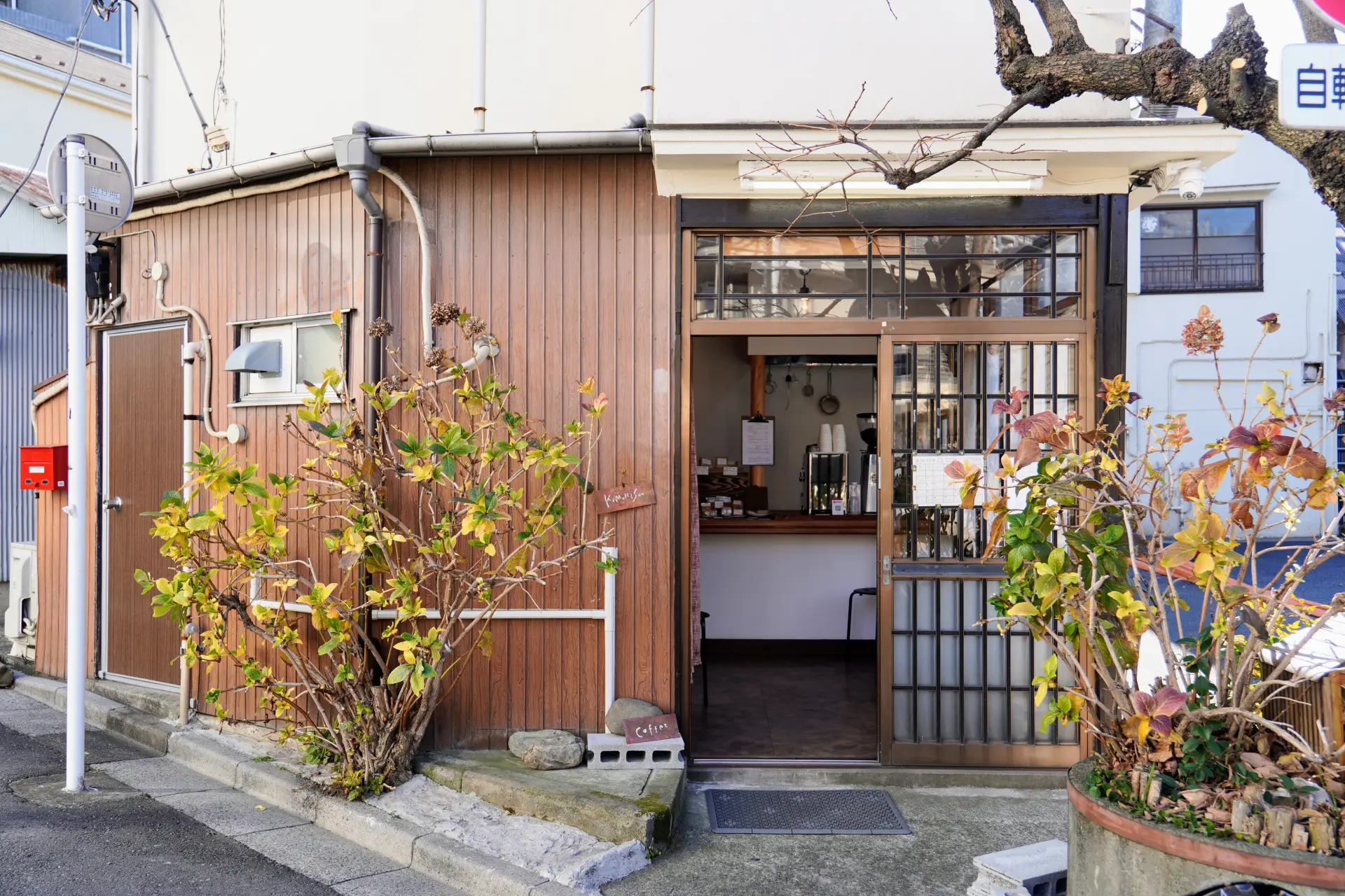 当地人与观光客有时也会自然聊起天来