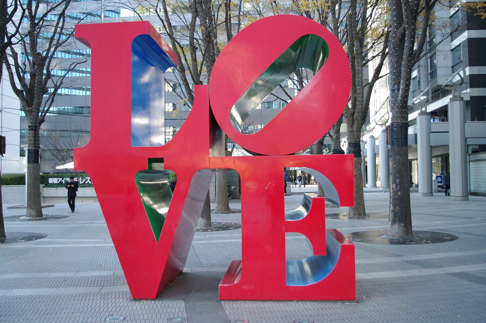 文字塑像「LOVE」