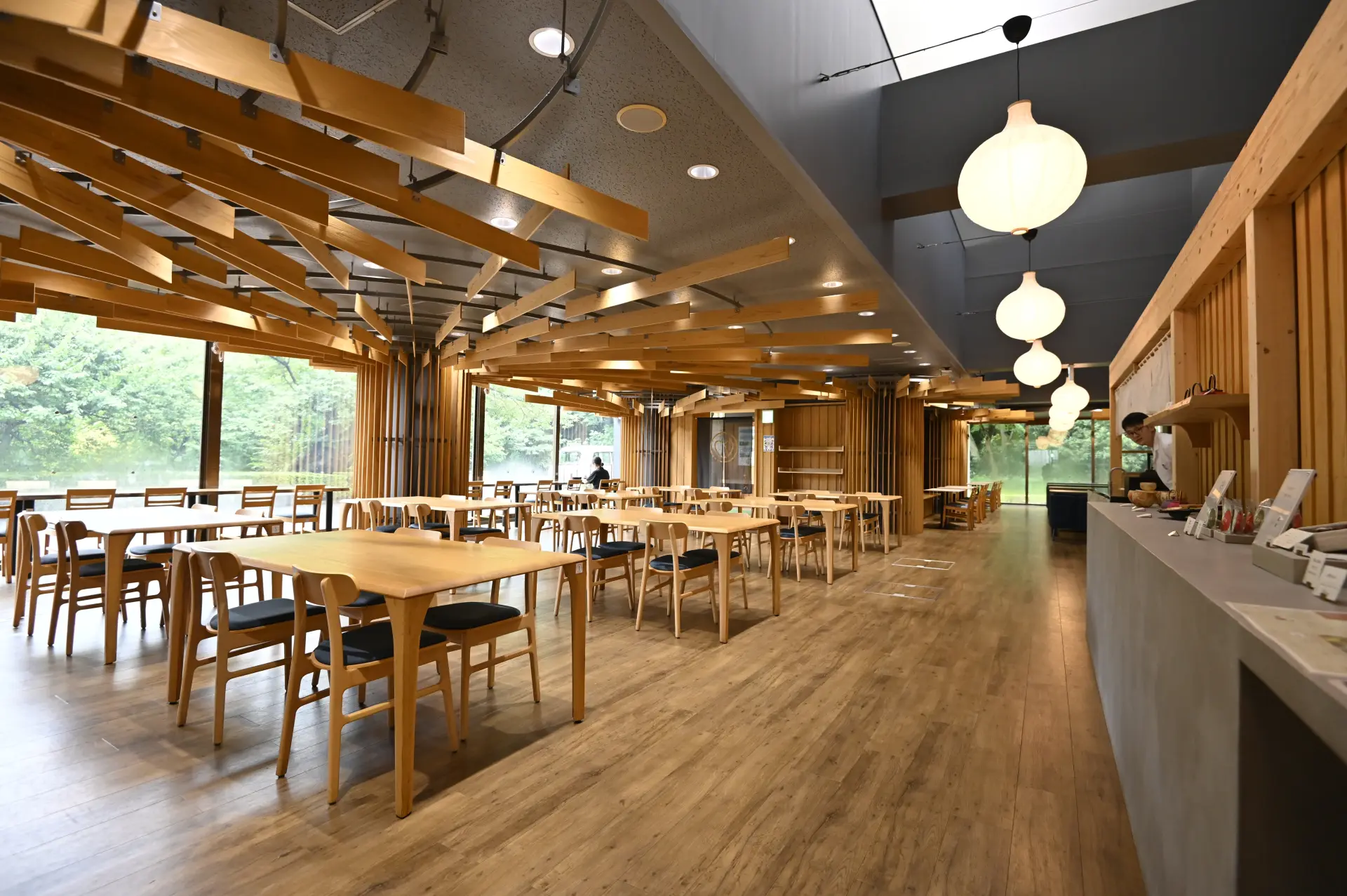 能见到优美庭园风景的店内。秋季可观赏红叶