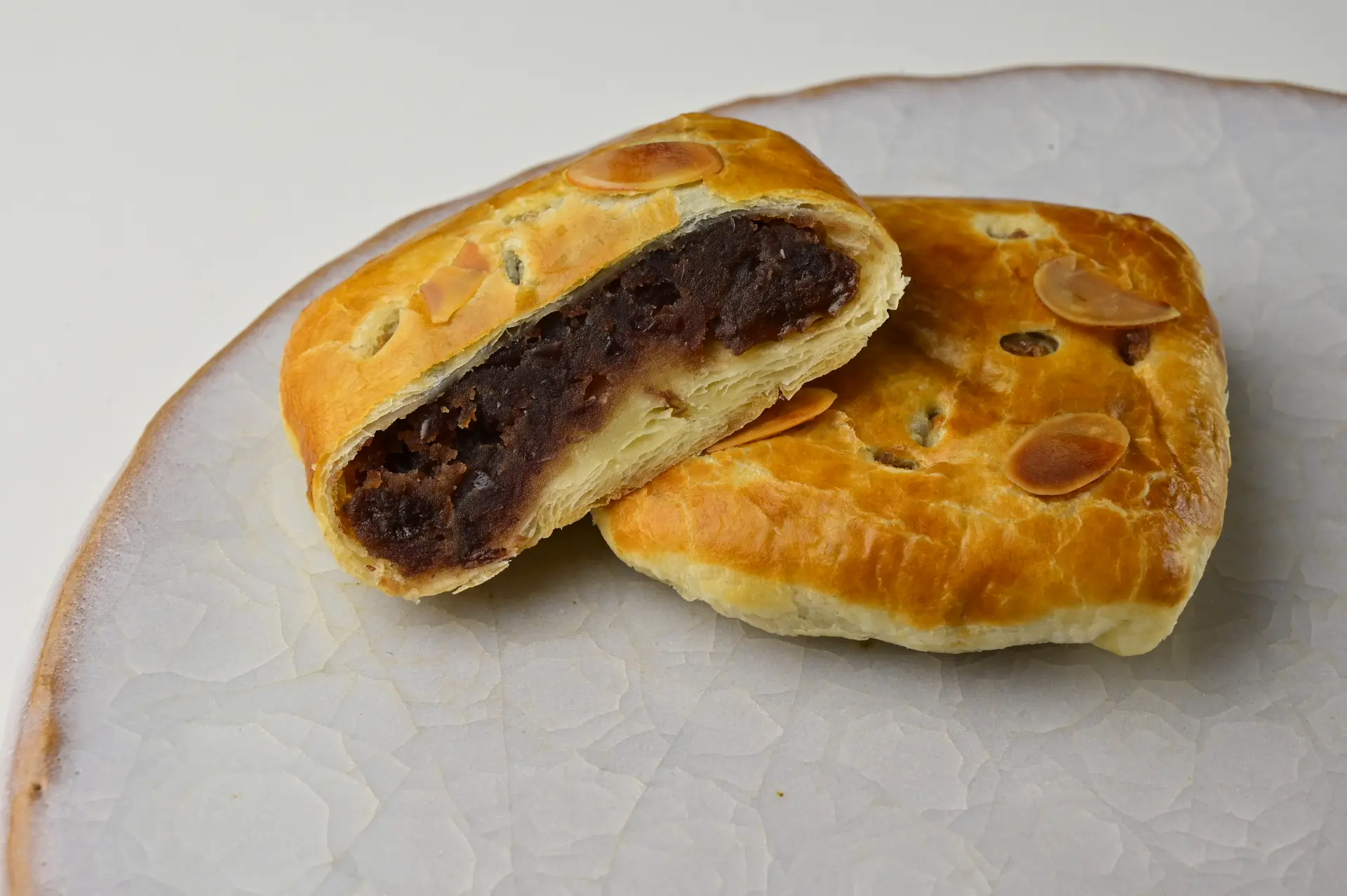 派皮中填入饱满内馅的「神乐坂馒头」