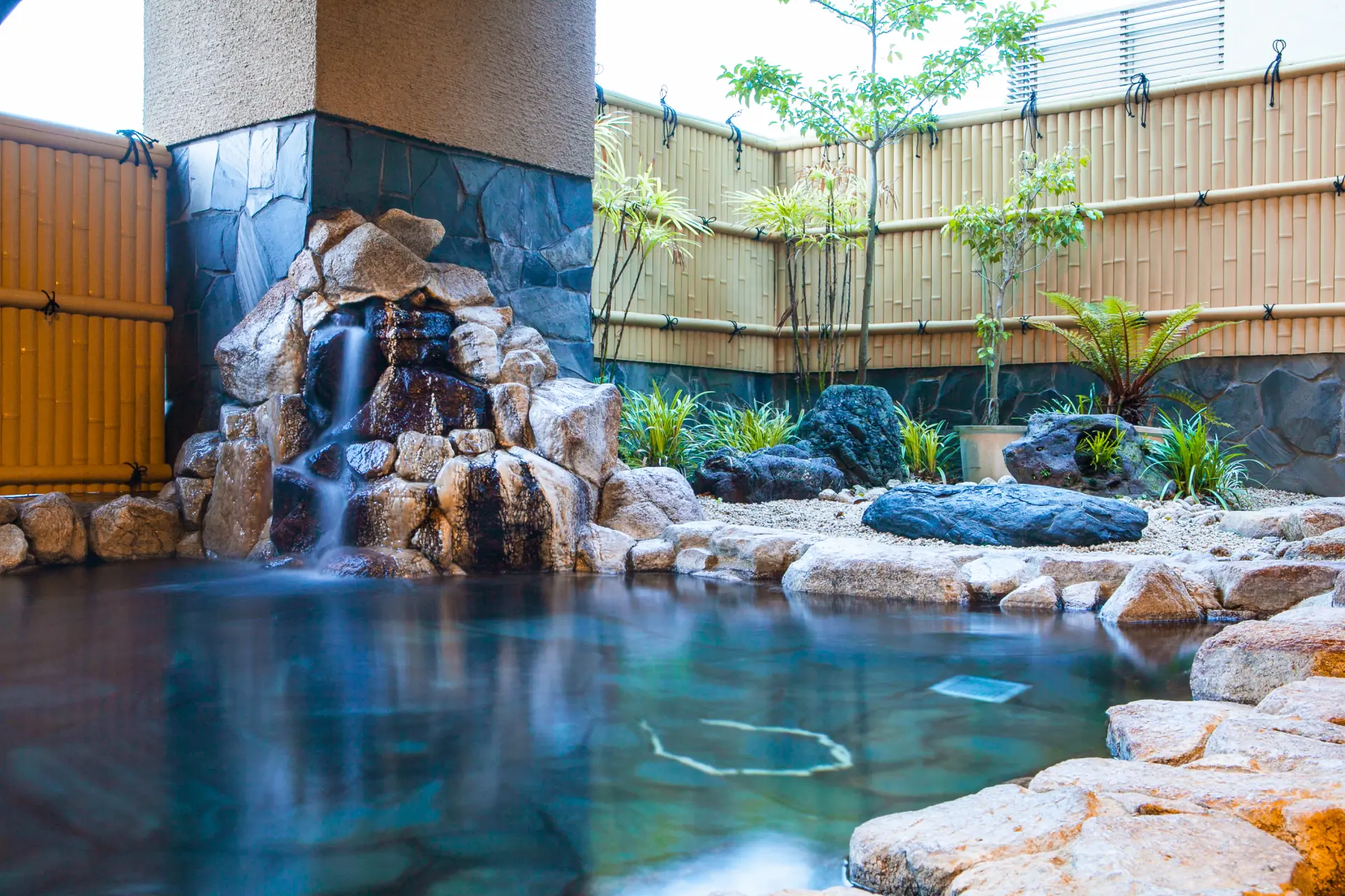 高知城下唯一の天然温泉で、露天風呂やサウナを備える