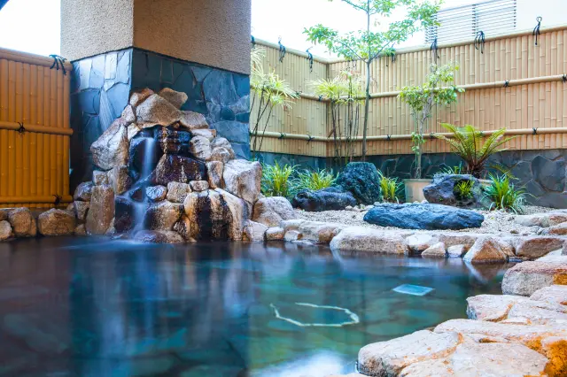 高知城下唯一の天然温泉で、露天風呂やサウナを備える