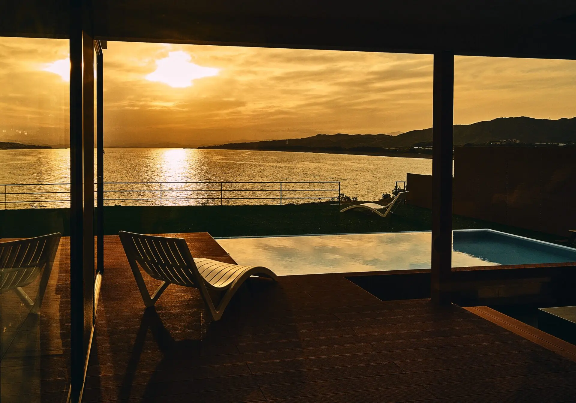 「夕日見の丘」の名にふさわしい見事な夕景