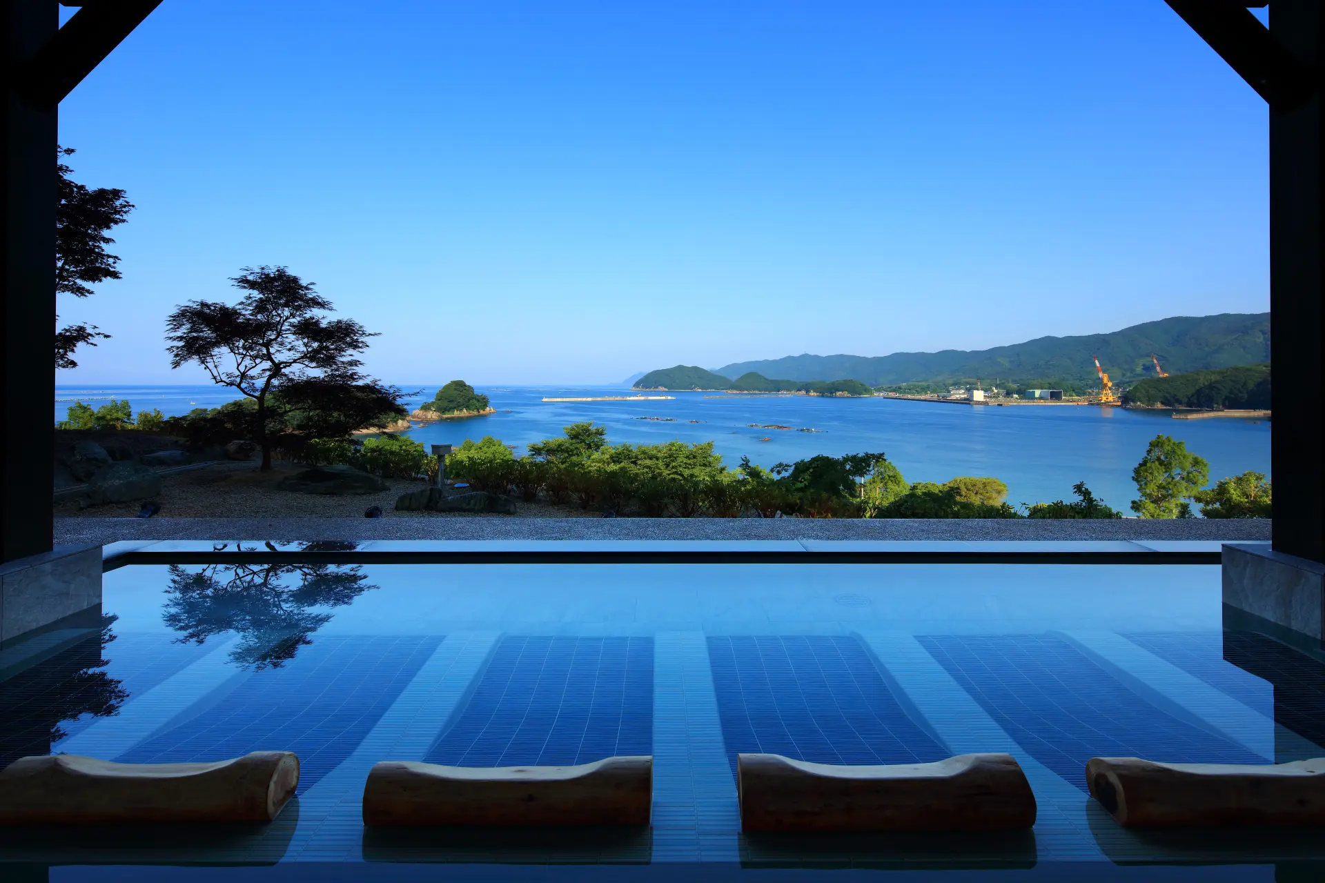 寝湯でくつろげる「大展望棚田状露天風呂」