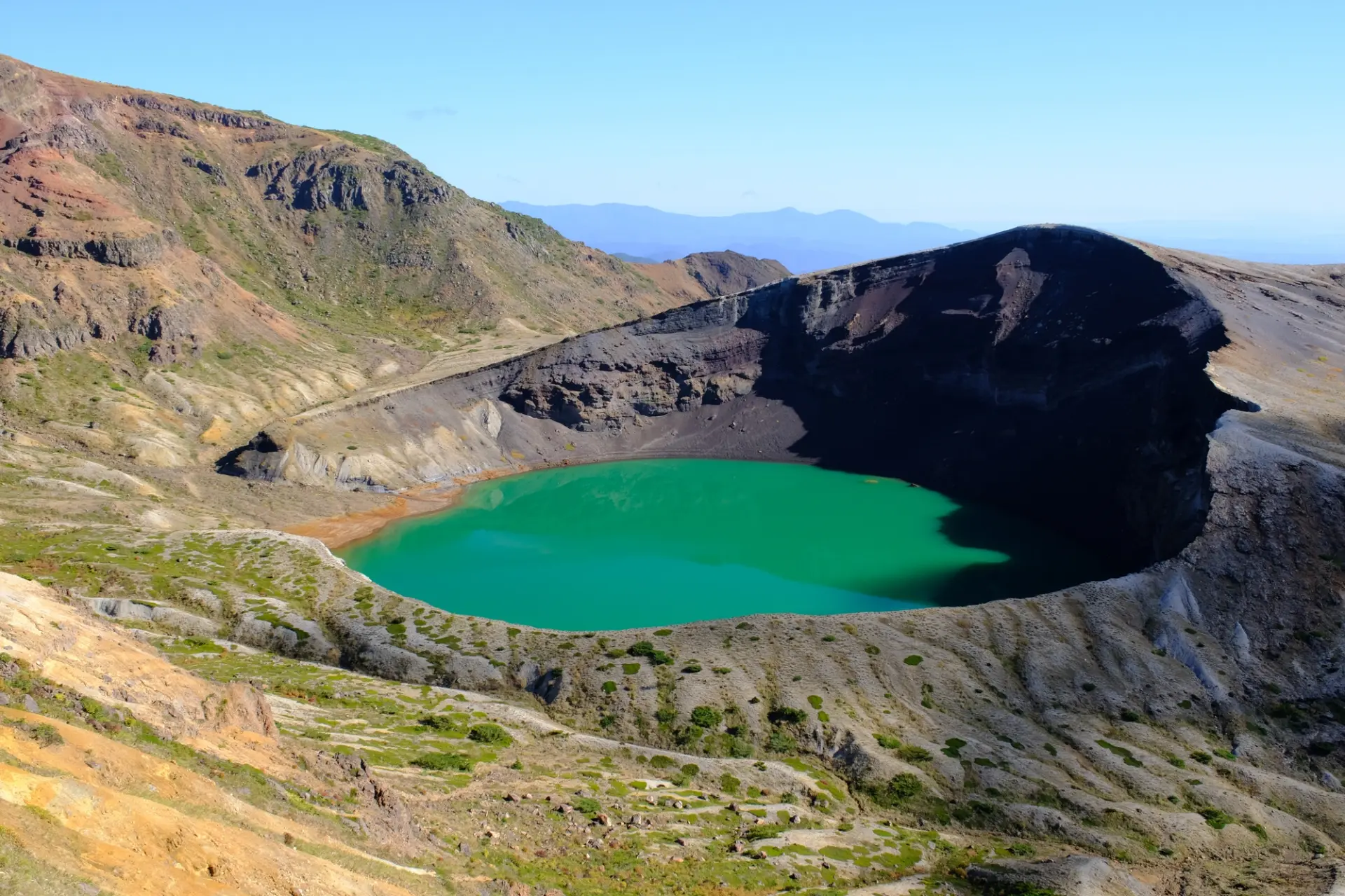 晴れの日はエメラルドグリーンの色を見せる御釜