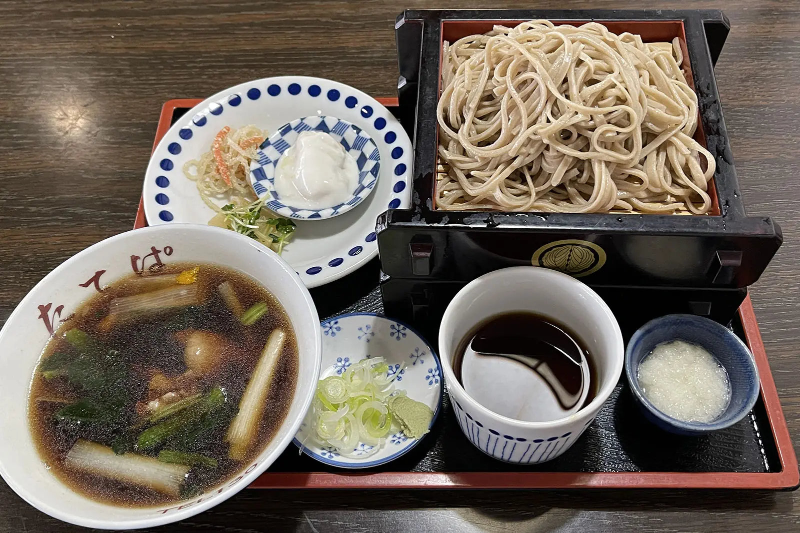 かもせいろのそばは2段重ねになっているので、ボリュームもたっぷり