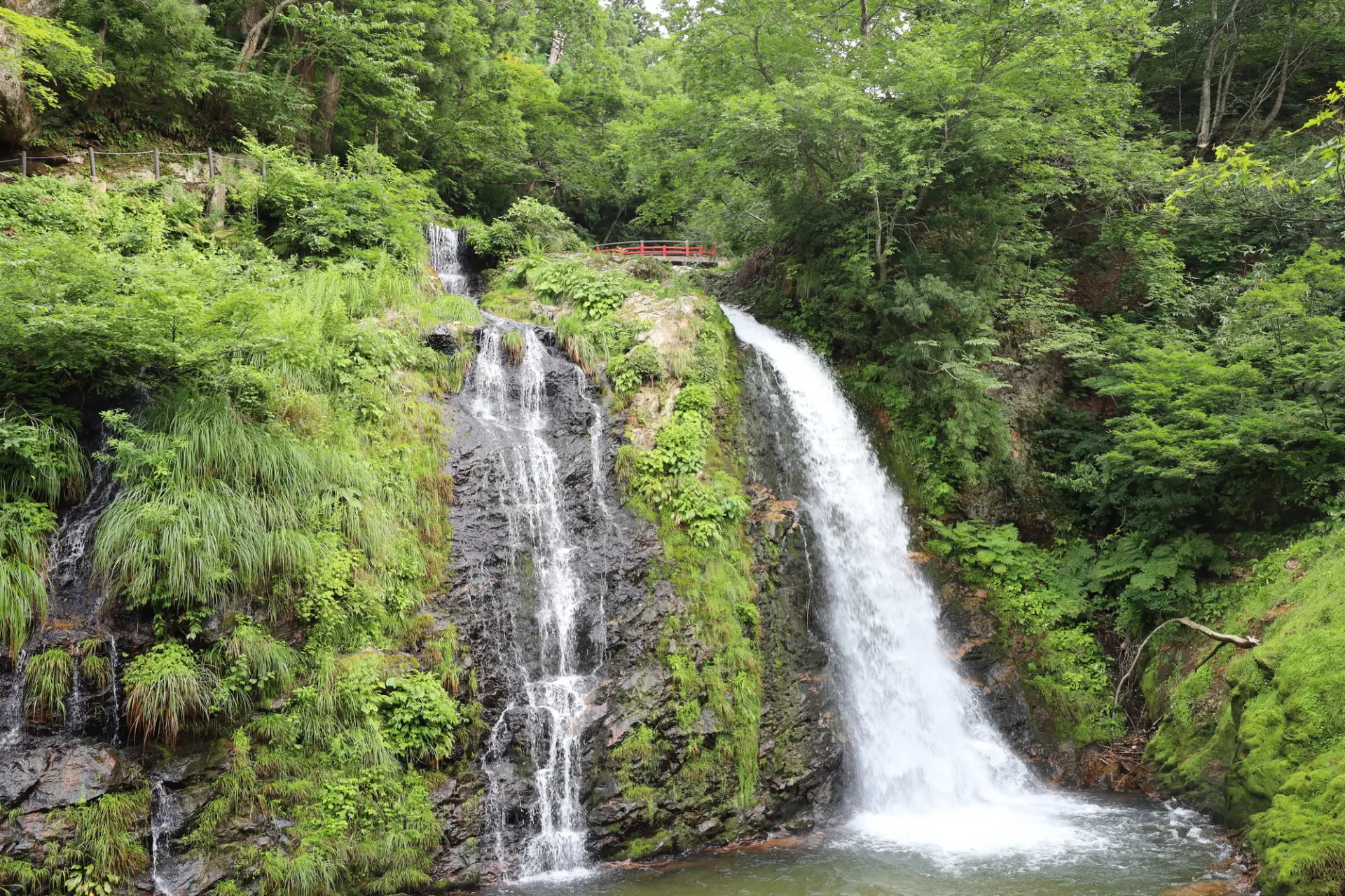 落差22mの白銀の滝は滝壺のすぐ近くまで行くことができる