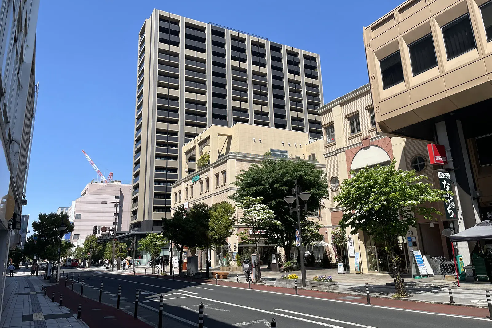 七日町は山形市のメインのショッピング街で、道路は一方通行になっている