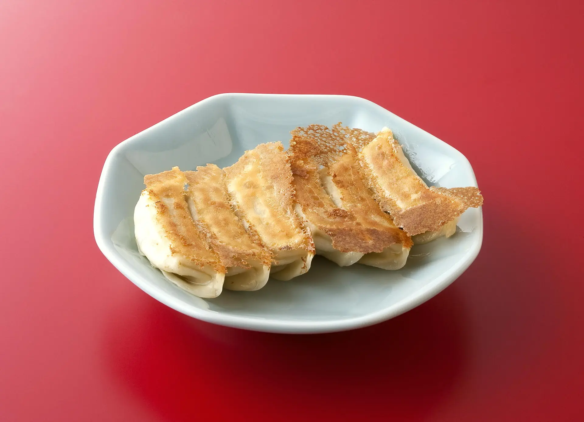 1番人気は焼餃子。お持ち帰りも可能(2人前から)